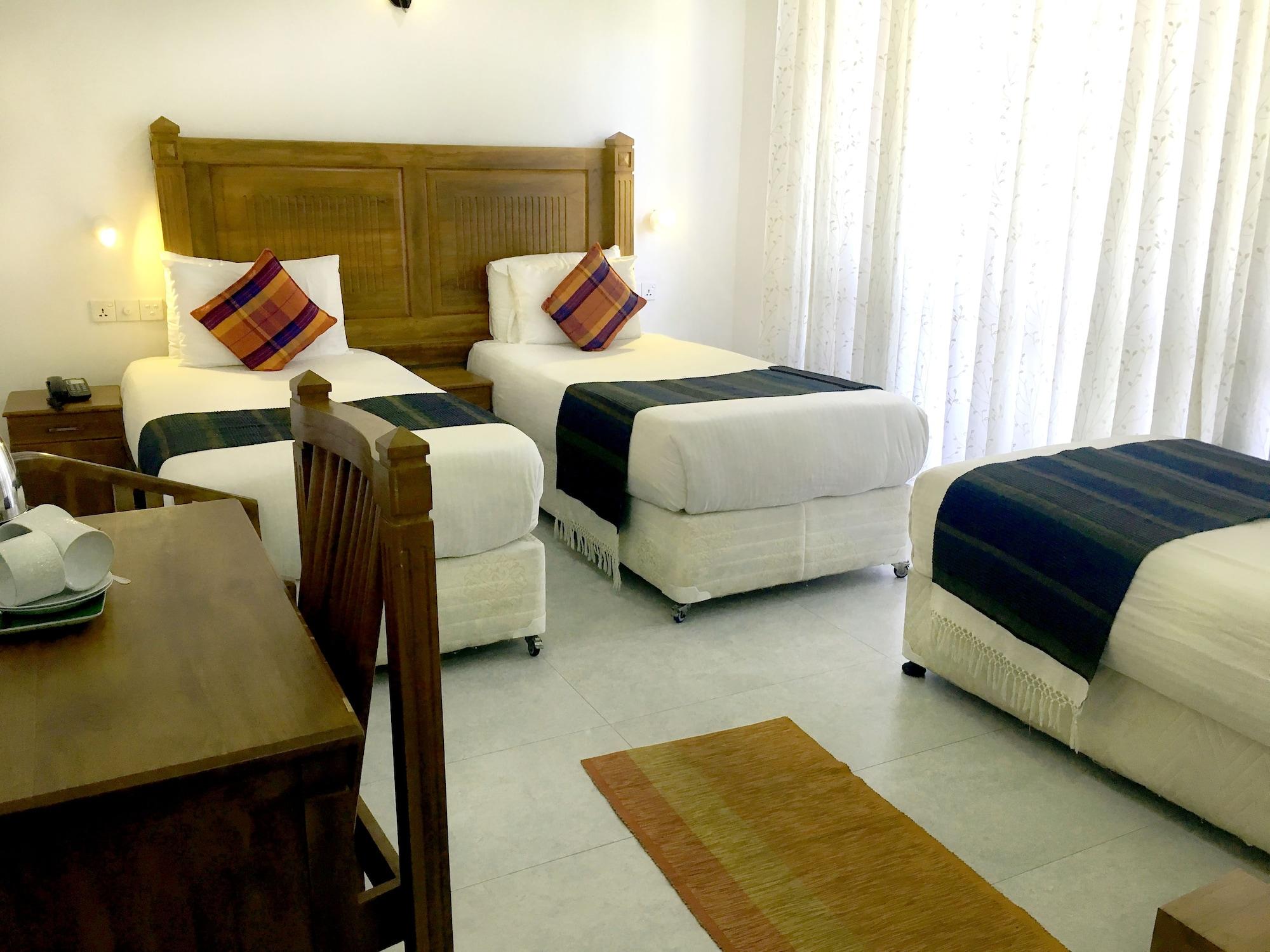 Hotel Yo Канди Екстериор снимка
