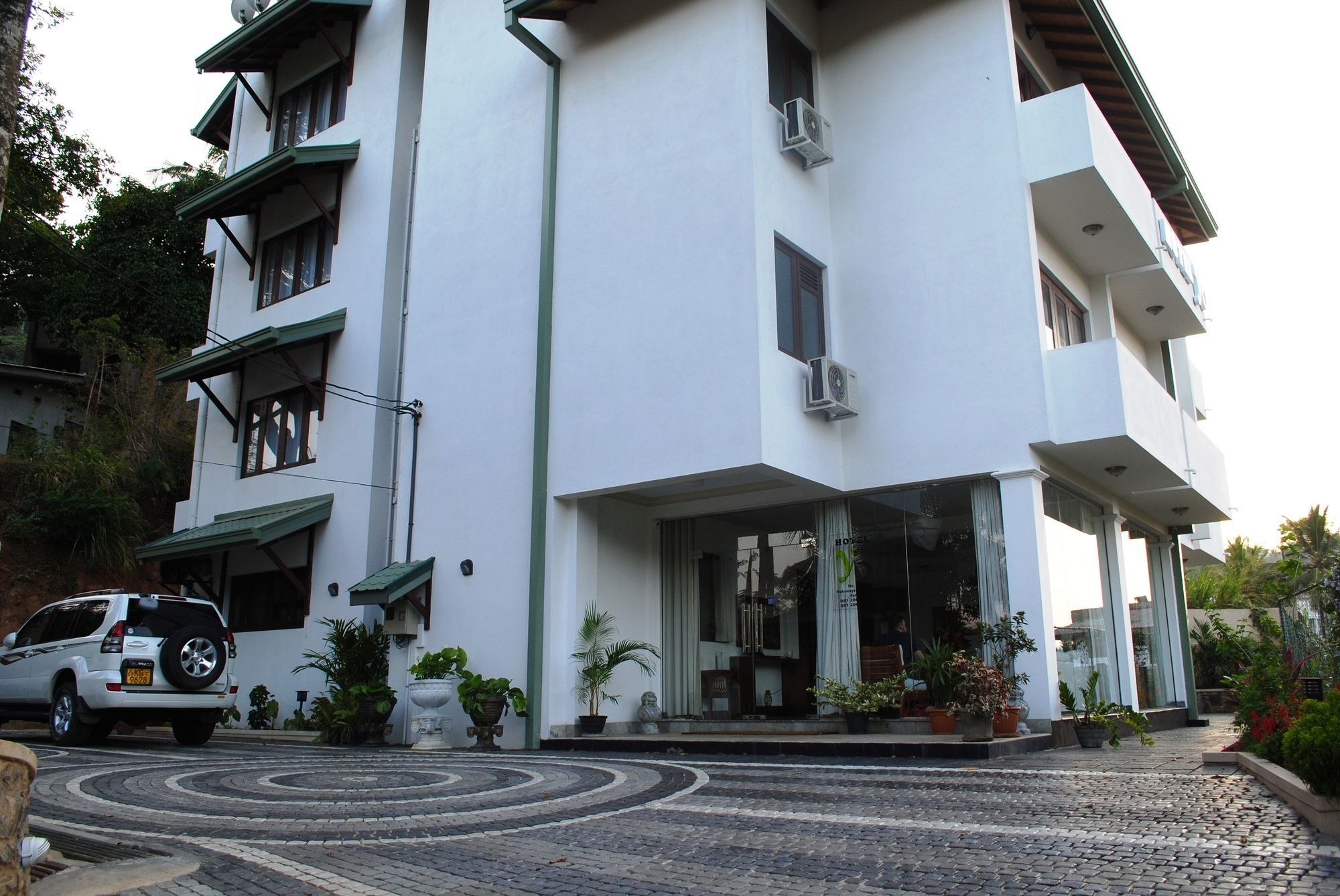 Hotel Yo Канди Екстериор снимка